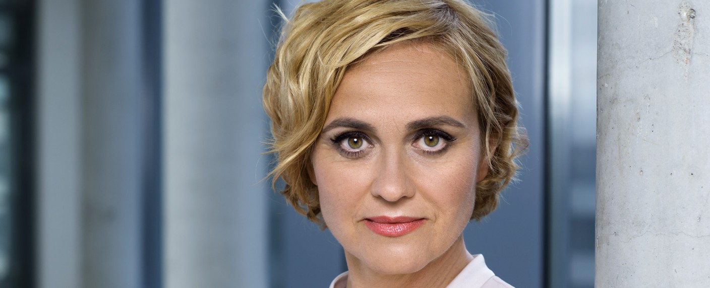 „Caren Miosga“: Starttermin für Nachfolge-Talk von „Anne Will“ steht fest – Neuer Polittalk am späten Sonntagabend im Ersten – Bild: NDR/​Thorsten Jander