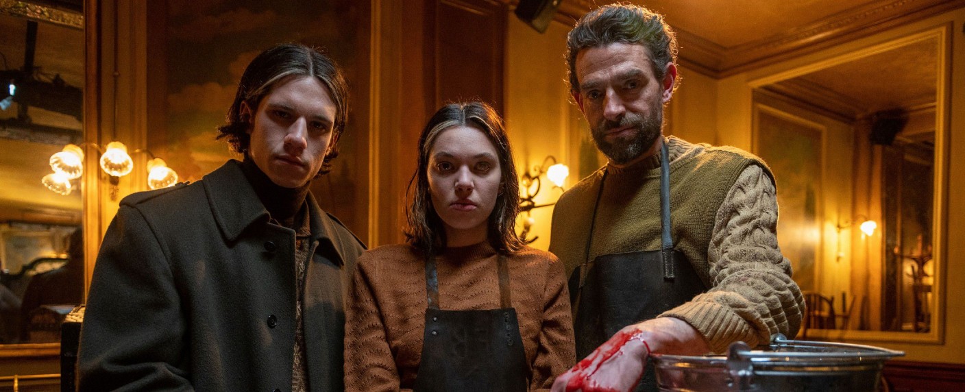 „Caro Nostra“: Französisches Horrordrama feiert Deutschlandpremiere – RTL Passion nimmt Dramedy über Oger-Familie ins Programm – Bild: Sarah Alcalay/​FTV/​Elephant