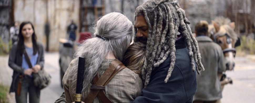 Carol (Melissa McBride) und Ezekiel (Khary Payton) sind überglücklich, ihren Ziehsohn Henry (Matt Lintz) wieder in die Arme schließen zu können. – Bild: AMC