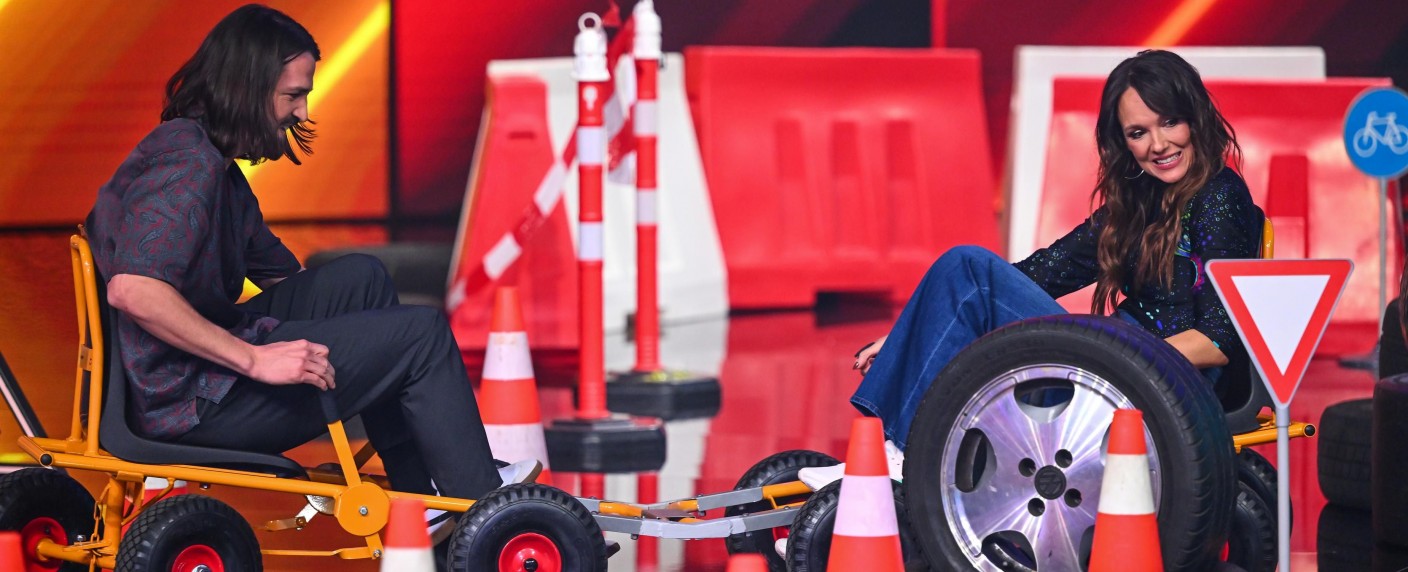 „Wir gegen die!“ oder „Schlag die Kebeküsse“: Überzeugt die neue Geschwister-Spielshow mit Carolin Kebekus? – Review – Neue ProSieben-Show setzt auf Kampf der Geschwisterpaare – Bild: ProSieben/​Willi Weber