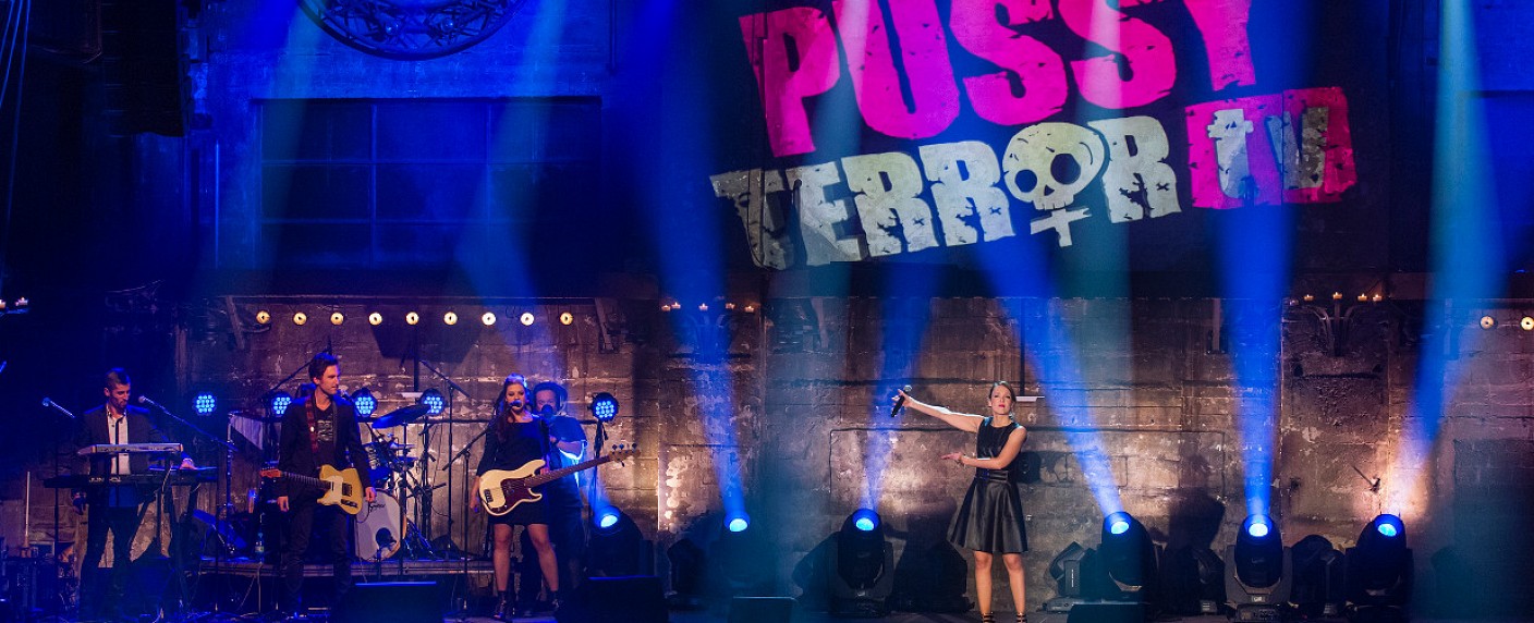 Vor-Ort-Bericht: „Carolin Kebekus: PussyTerror TV“ – Premiere – Die „Mischung aus Rosa Luxemburg, Jeanne d’Arc und Andrea Nahles“ gibt Gas – von Glenn Riedmeier – Bild: WDR/​Frank Dicks