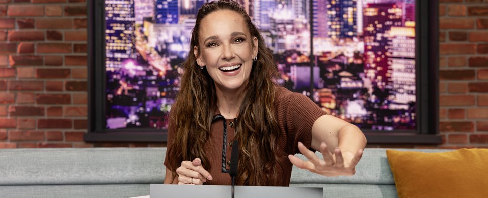 Carolin Kebekus wird Spielleiterin in Staffel 8 von „LOL: Last One Laughing“ – Bild: Prime Video
