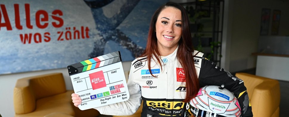 Carrie Schreiner besucht „Alles was zählt“ – Bild: RTL/Julia Feldhagen