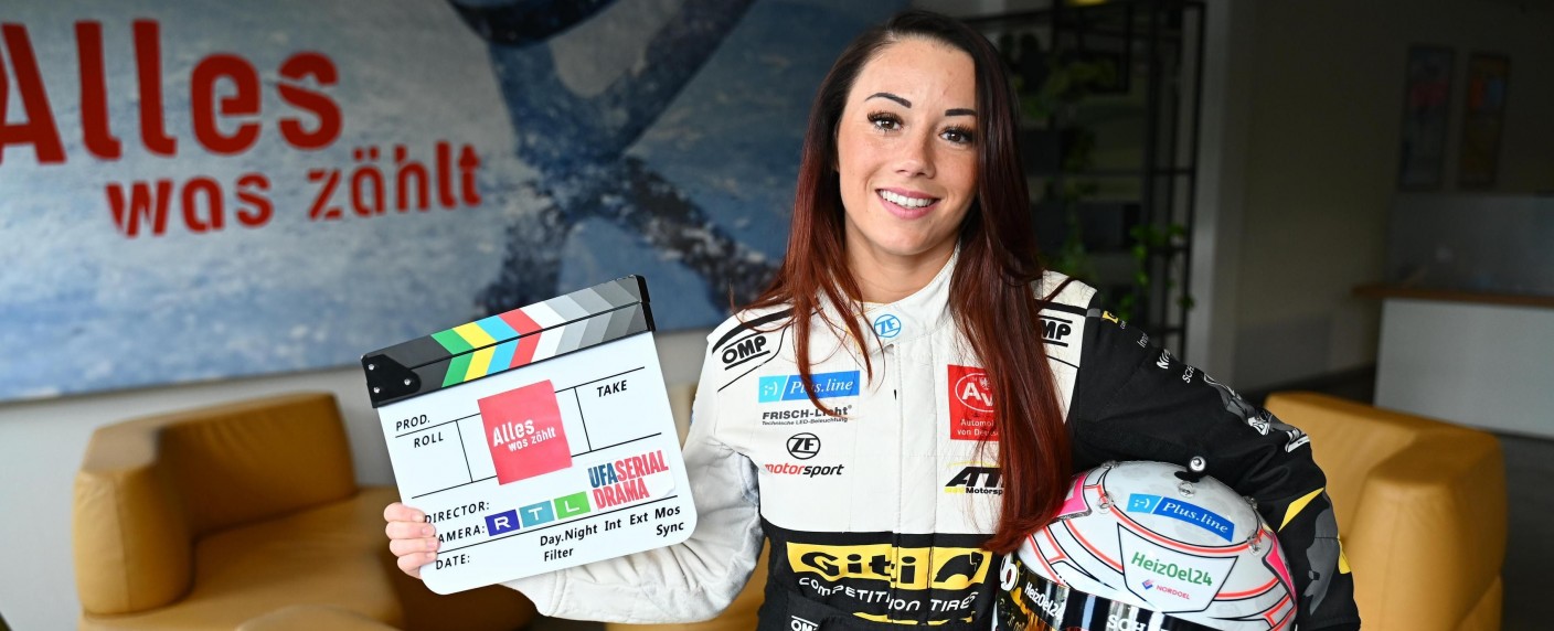 „Alles was zählt“: Rennfahrerin gibt Schauspieldebüt – Carrie Schreiner spielt sich in RTL-Soap selbst – Bild: RTL/​Julia Feldhagen