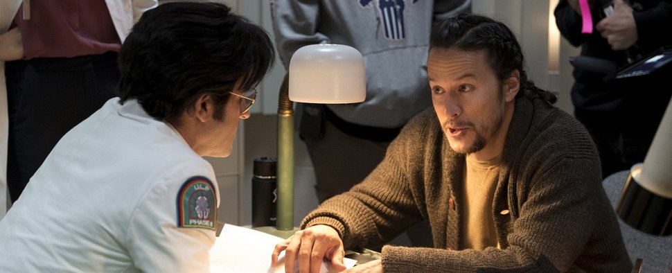 Cary Fukunaga (mit Justin Theroux) bei den Dreharbeiten zu „Maniac“ – Bild: Michele K. Short / Netflix