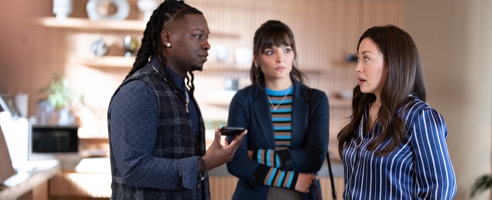 Cassady McClincy Zhang (M.) zusammen mit Chris Lee (l.) und Fiona Rene in Staffel 3 von „Tracker“ – Bild: CBS/Darko Sikman