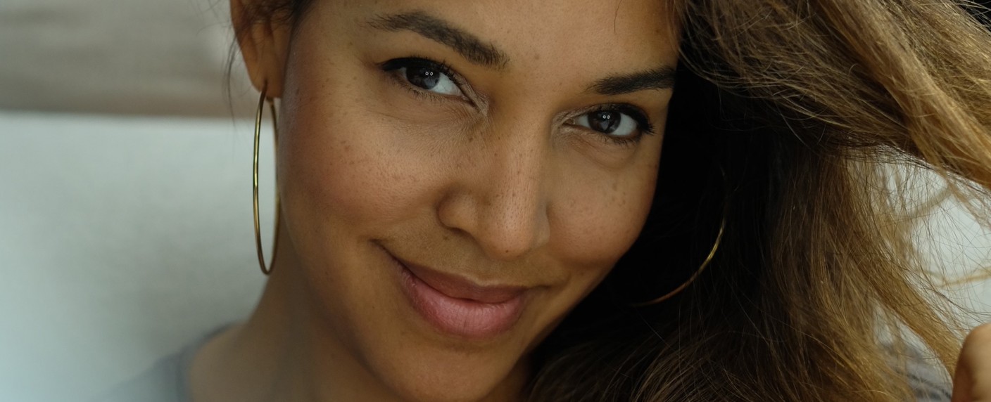 „Rote Rosen“: Sängerin Cassandra Steen beehrt die ARD-Telenovela – Gastauftritt und besonderes Erlebnis für ein Paar der Serie – Bild: ARD/​Maria Poursanidou