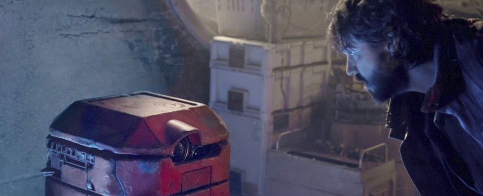 Cassian und „Bee-Two“ in Andor – Bild: Lucasfilm