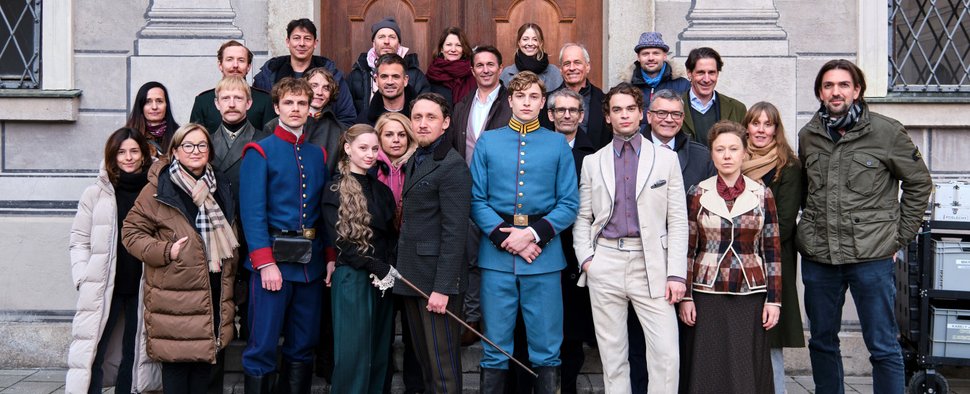 Cast und Crew der historischen True-Crime-Serie „Ludwig“ an einem der letzten Drehtage – Bild: W&B Television/ARD Degeto Film/BR/ServusTV/SRF/ Leander Wiegemann