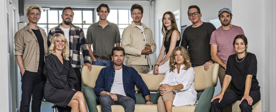 Cast und Crew von „Families Like Ours“ – Bild: Das Erste/Per Arnesen