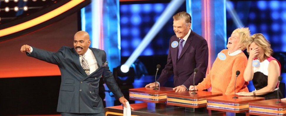 Steve Harvey (l.) als Moderator von „Celebrity Family Feud“ – Bild: ABC