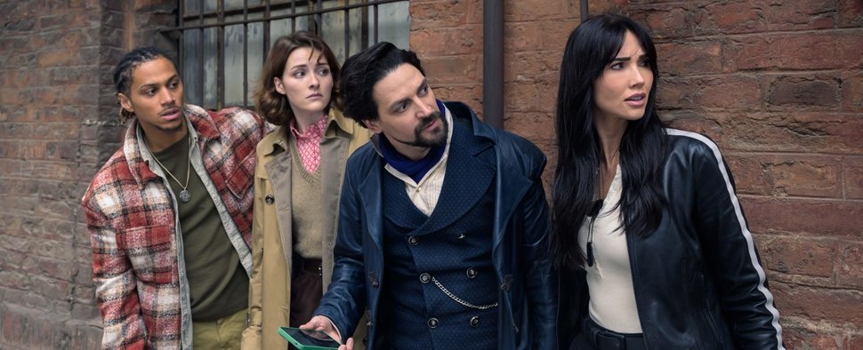 Chaos in Belgrad, die Bibliothekare sind auf der Hut: Vikram Chamberlain (Callum McGowan, 2. v. r.), flankiert von Connor (Bluey Robinson), Lysa (Olivia Morris) und Charlie (Jessica Green, r.) – Bild: TNT