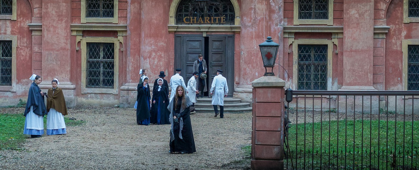 Quoten: „Charité“ mit Verlusten auf hohem Niveau, Sat.1-Drama überzeugt – „Ewige Helden“ verabschieden sich ordentlich, ProSieben geht komplett baden – Bild: ARD/​Nik Konietzny