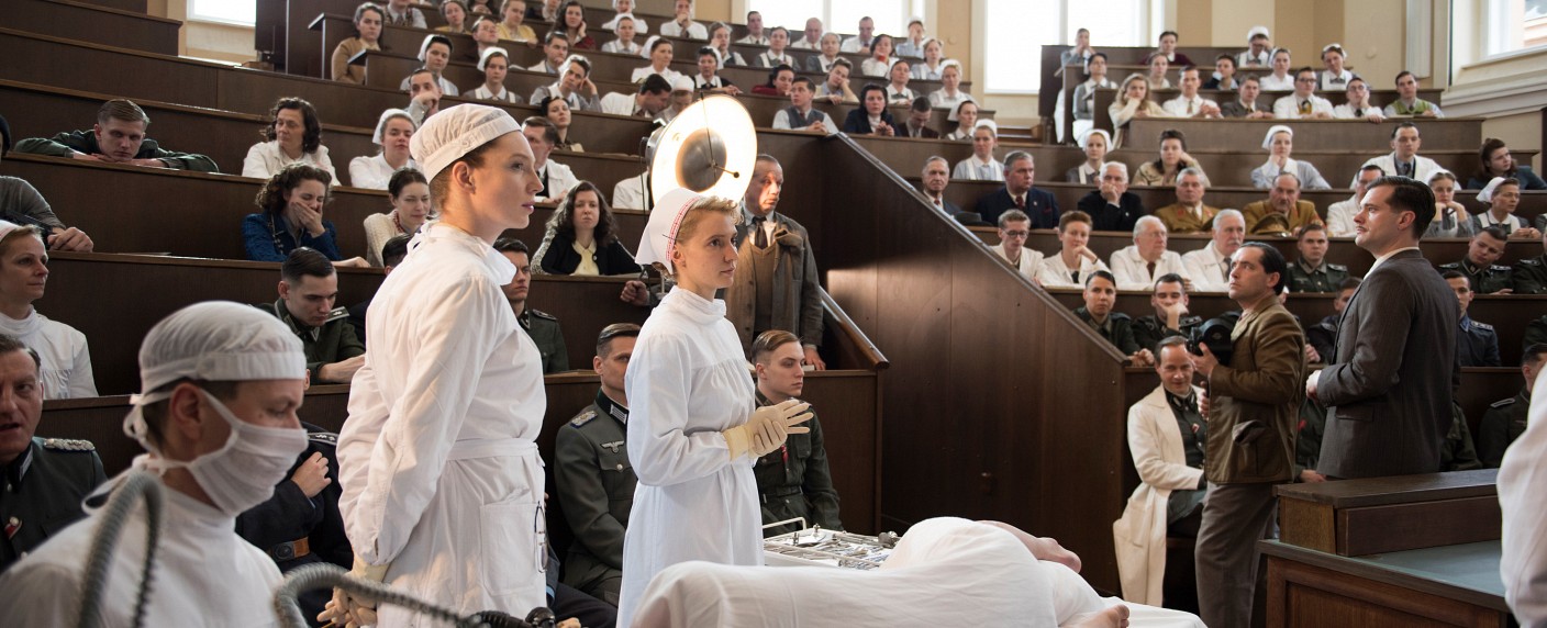 Quoten: Zweite „Charité“-Staffel startet mit Tiefstwert, „Das Ding des Jahres“ feiert tolle Rückkehr – „Ewige Helden“ mit Luft nach oben, Sat.1-Krimis desolat – Bild: ARD/​Julie Vrabelova