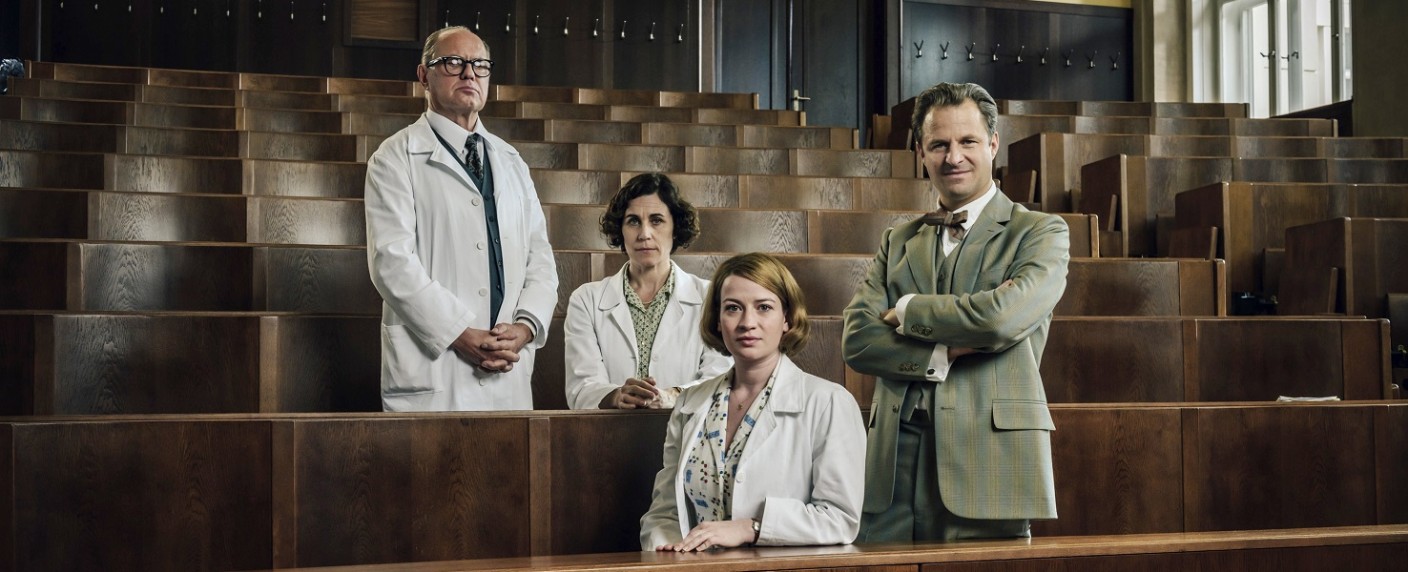 „Charité“: Das Erste verkündet Starttermin der dritten Staffel – Neue Folgen mit Nina Gummich spielen zur Zeit des Mauerbaus – Bild: ARD/​Stanislav Honzik