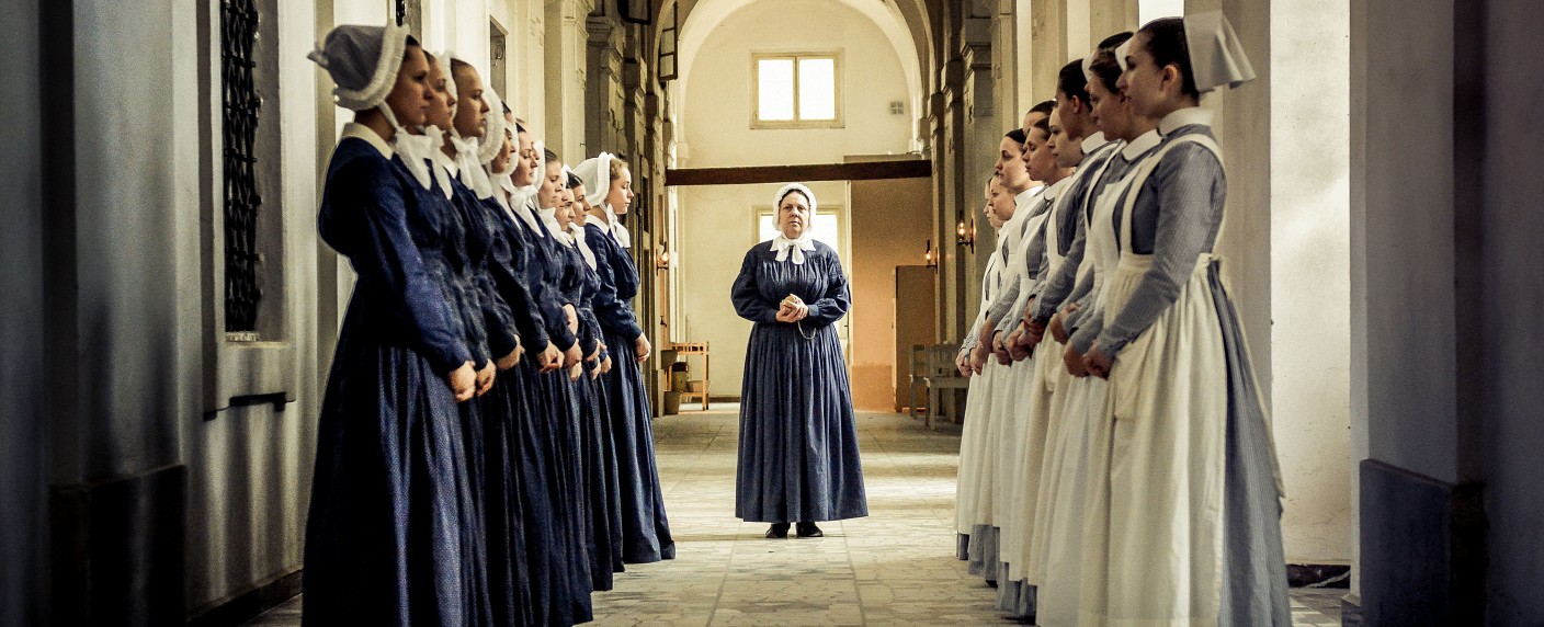 Quoten: „Charité“ im Ersten mit bestem Serienstart seit Jahren – VOX punktet mit „Ewige Helden“, kabel eins mit „Rosins Restaurants“ – Bild: ARD/​Nik Konietzny