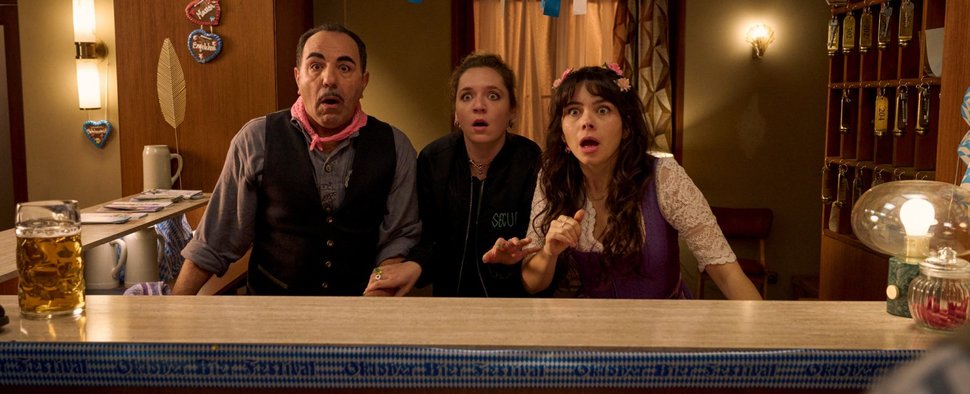 Charles (Adnan Maral, l.), Adriana (Stella Goritzki, M.) und Millie (Tamara Romera Ginés, r.) befürchten die Alkohol-Apokalypse – Bild: ZDF/Frank Dicks