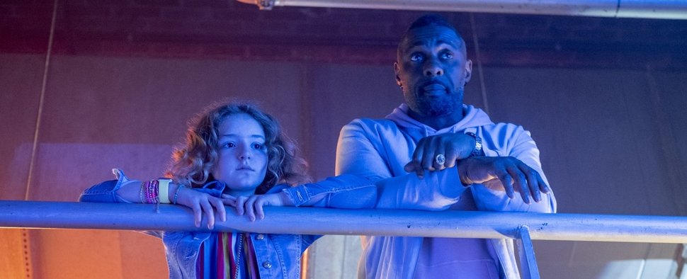 Charlie (Idris Elba, r.) und Gabrielle (Frankie Hervey) in „Turn Up Charlie“ – Bild: Nick Wall/Netflix