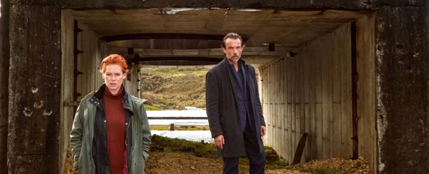 „Charlotte Link“: Neuer Krimi-Zweiteiler „Einsame Nacht“ in Sicht – Bestseller-Verfilmung erneut mit Henny Reents und Lucas Gregorowicz – Bild: ARD Degeto/​Neil Sherwood