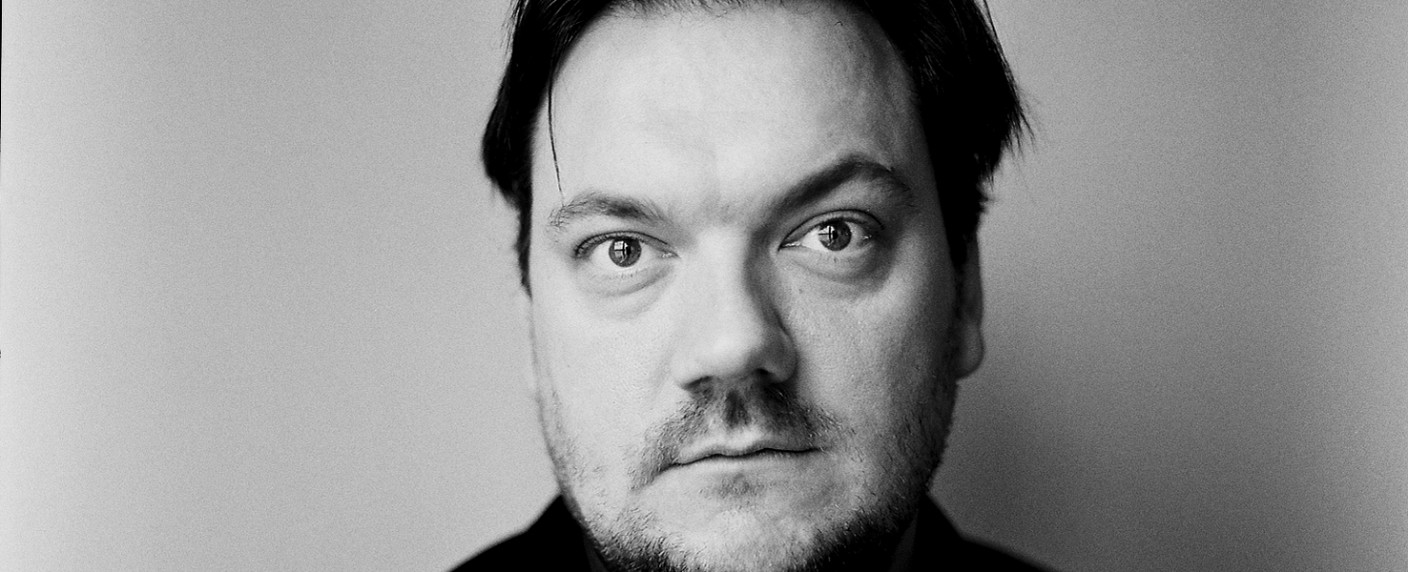 Charly Hübner zieht für Sky ins Geisterhaus – Cast für neue Horrorserie „Hausen“ steht fest – Bild: Sky Deutschland/​Adrian Höllger