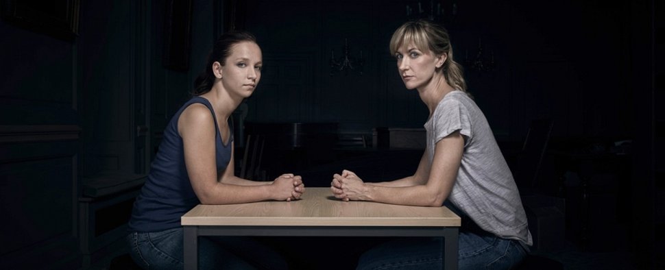 „Cheat“: Dr. Leah Dale (Katherine Kelly) und Rose (Molly Windsor, l.) – Bild: ARD Degeto/Two Brothers Pictures & all3media international