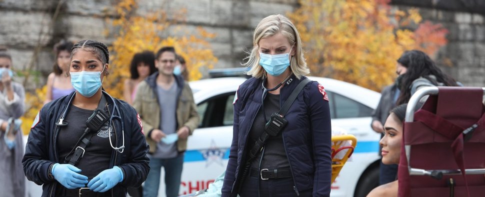 Gianna Mackey (Adriyan Rae, l.) und Sylvie Brett (Kara Killmer, r.) im Auftakt zur neunten Staffel von „Chicago Fire“ – Bild: RTL / 2020 OPEN 4 BUSINESS PRODUCTIONS LLC.