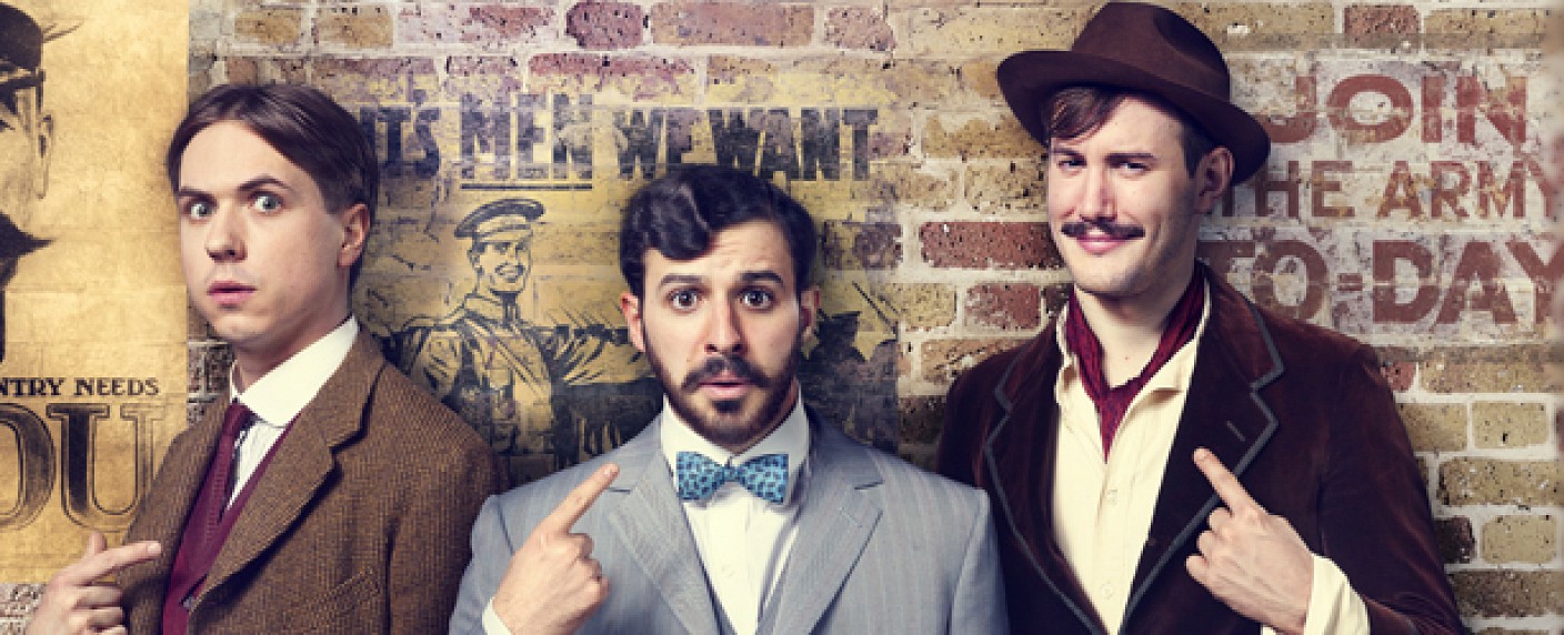 „Chickens“: Sky UK zeigt Comedy mit „Inbetweeners“-Darstellern – Drei Kriegsdienstverweigerer im einem Dorf voller Frauen – Bild: Sky