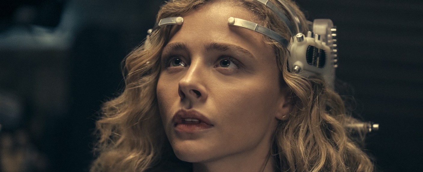 [UPDATE] „Peripherie“: Atemberaubender Trailer zur neuen Serie der „Westworld“-Macher – Chloë Grace Moretz kämpft in William-Gibson-Adaption gegen die drohende Zukunft – Bild: Sophie Mutevelian/​Prime Video