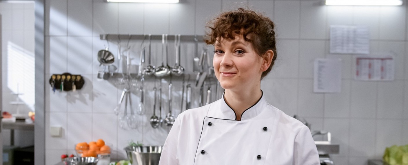 „Sturm der Liebe“: Christin Balogh dreht Ehrenrunde als Tina Kessler – Sympathische Köchin besucht den Fürstenhof für Handlungsbogen – Bild: ARD/​Christof Arnold