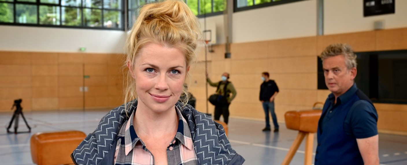 [UPDATE] „Lehrerin auf Entzug“: Neue ZDFneo-Comedy mit Christine Eixenberger – Grundschullehrerin soll nach Schulöffnung weiter Homeschooling betreiben – Bild: ZDF/​Bernd Schuller