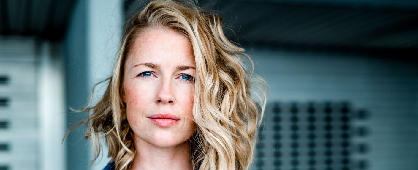 „Marie fängt Feuer“-Star erhält neue Satireshow – Christine Eixenberger verdonnert Politiker und Co. zum „Nachsitzen“ – Bild: Sarah Domandl