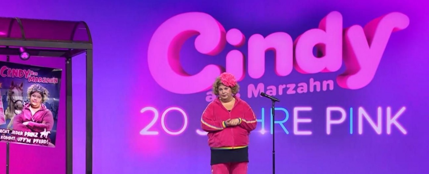 Cindy aus Marzahn bittet zur großen Jubiläumsparty – Für RTL lässt „Princess of se Plattenbau“ Bühnenleben Revue passieren – Bild: RTL/​MoveMe