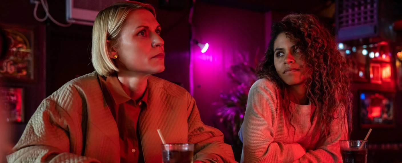 Steven Soderberghs Thriller-Miniserie mit Claire Danes und Timothy Olyphant versucht den „Full Circle“ – Review – Stargespickte HBO-Produktion startet verwirrend, aber vielversprechend – Bild: HBO Max