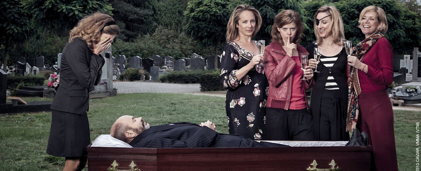 „Clan“: ZDFneo zeigt belgische Thriller-Comedy im Mai – Fünf Schwestern wollen sich eines (Ehe-)Mannes entledigen – Bild: VTM