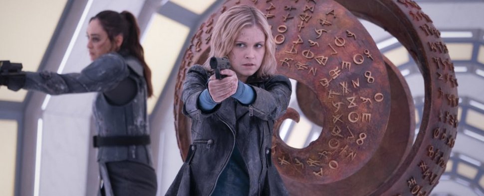 Clarke (Eliza Taylor) und Raven (Lindsey Morgan) auf Bardo – Bild: The CW