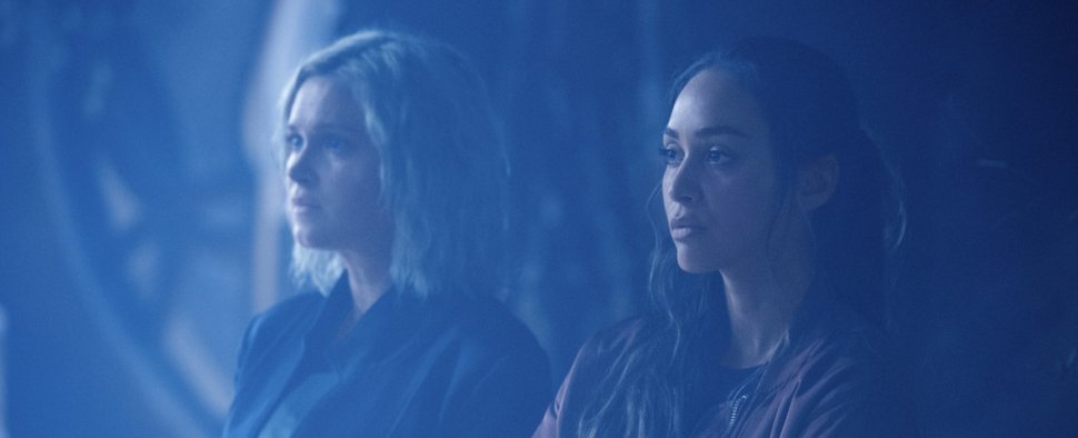 Clarke (Eliza Taylor) und Raven (Lindsey Morgan) – Bild: The CW