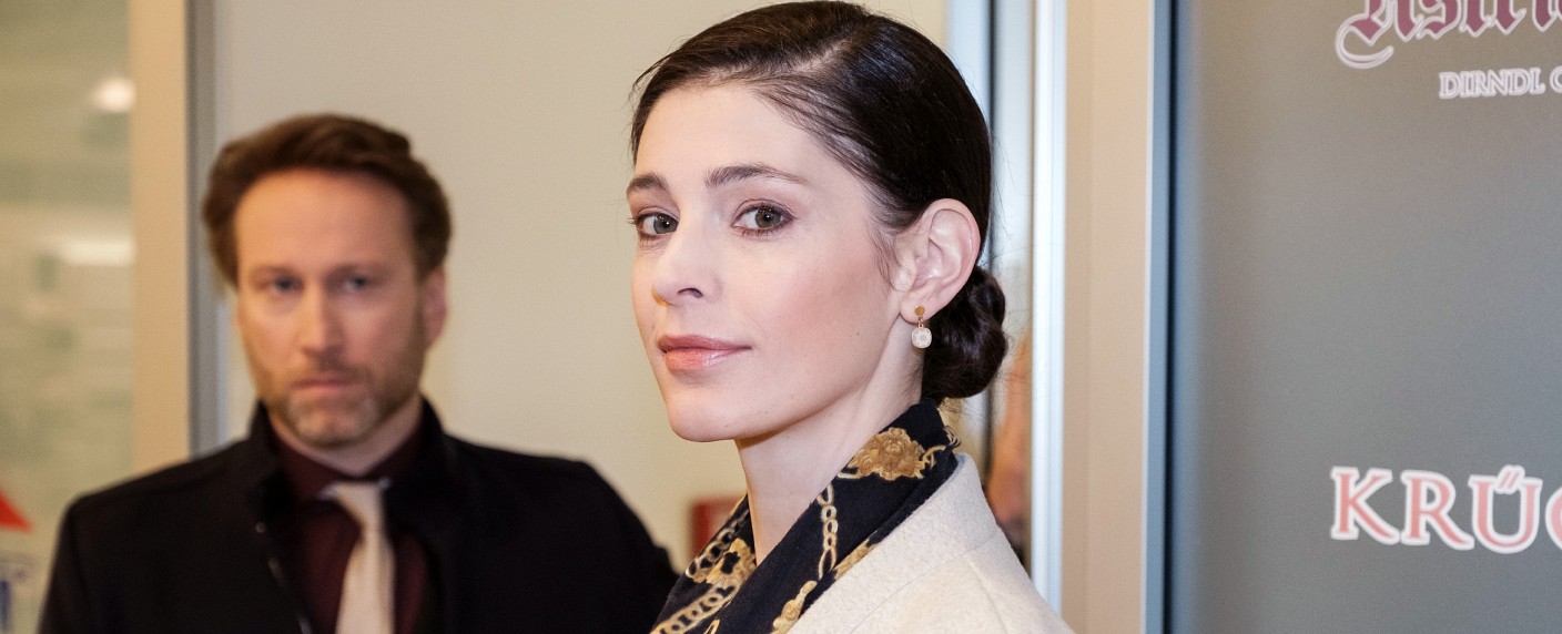 Eine neue Freundin für die RTL-„Freundinnen“ – Claudia Gaebel spielt an der Seite ihres Partners – Bild: MG RTL D /​ Stefan Behrens