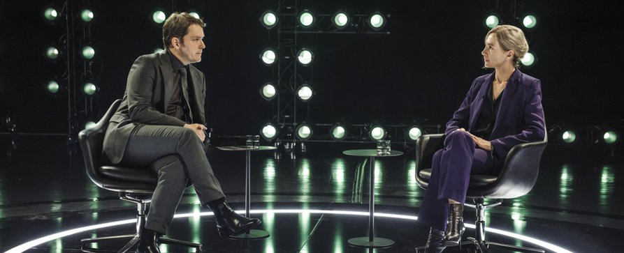 TV-Duell als Polit-Thriller: BR und ORF produzieren besonderes Fernseh-Kammerspiel – KI-Reform als Angriff auf Freiheit und Demokratie – Bild: Hendrik Heiden/BR/Zieglerfilm TV-Duell als Polit-Thriller: BR und ORF produzieren besonderes Fernseh-Kammerspiel – KI-Reform als Angriff auf Freiheit und Demokratie – Bild: Hendrik Heiden/BR/Zieglerfilm