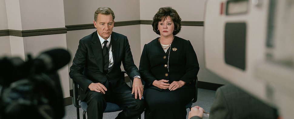 Clive Owen und Melissa McCarthy als Eltern John und Patsy in „The Murder of JonBenét Ramsey“ – Bild: Netflix/Chris Large