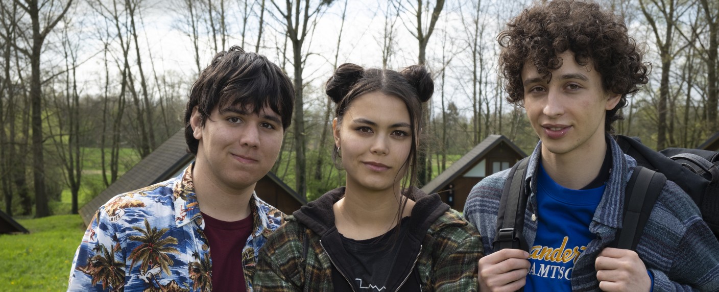 „Club der Dinosaurier“: Neue Comedy-Fantasyserie über Spätzünder, die männlicher werden wollen – Starbesetzte High-End-Produktion von „Oderbruch“- und „Andere Eltern“-Machern – Bild: Syrreal Entertainment/​Laurent Thurin-Nal