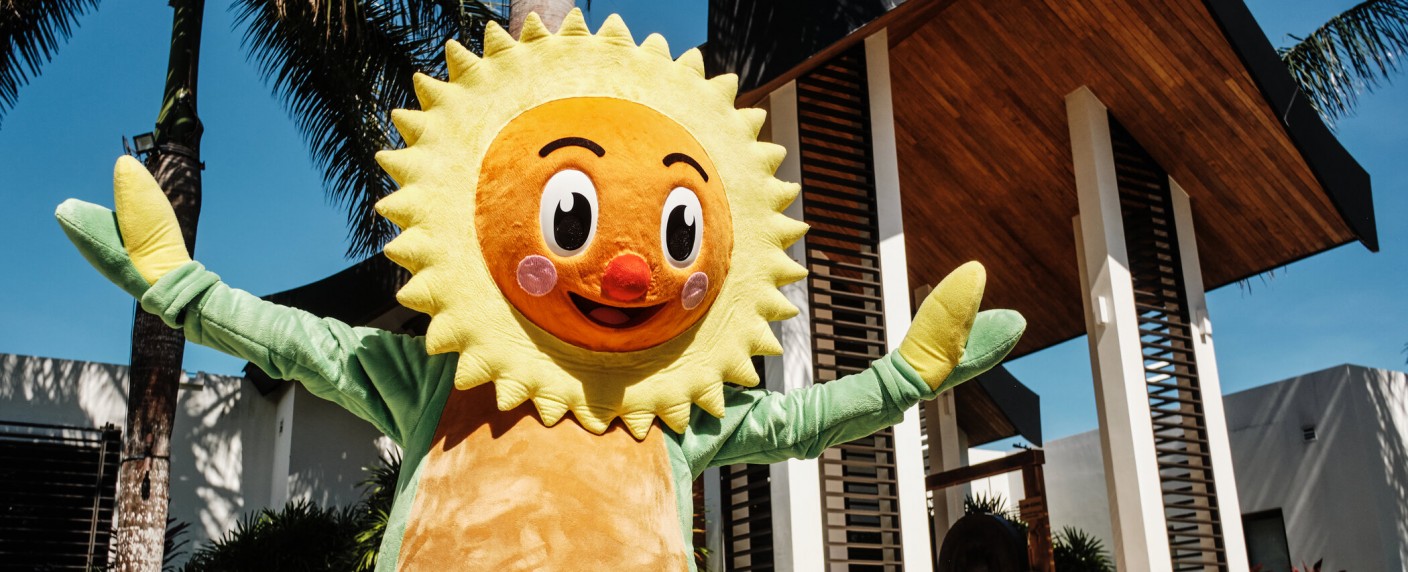 Gegenentwurf zu „Promis unter Palmen“: Sat.1 startet „Club der guten Laune“ – Neue Promi-Realityshow mit Elvers, Semmelrogge und Stoeckel – Bild: Sat.1/​Julian Essink