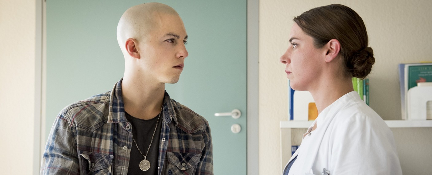 Quoten: „Rote Bänder“ mit Tiefstwerten, „Bauer sucht Frau“ ungefährdet vorn – ZDF-Krimi siegt insgesamt, Das Erste kann mit Sondersendungen kaum punkten – Bild: MG RTL D/​Martin Rottenkolber