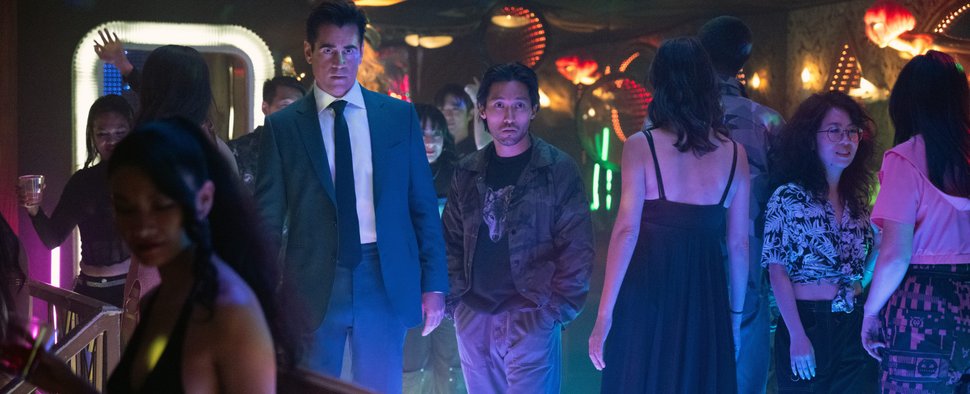 Colin Farrell (Mitte links) ermittelt wieder als John Sugar – Bild: Apple TV/Jason LaVeris