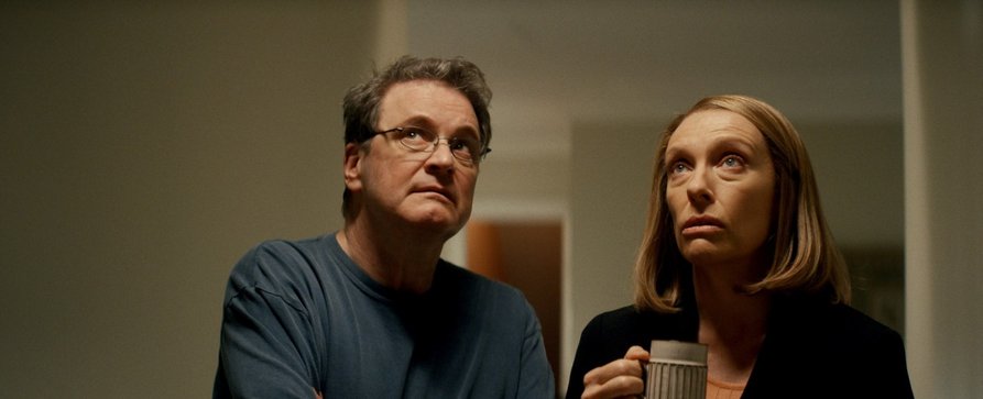 [UPDATE 2] „The Staircase“: Deutschlandpremiere der Miniserie mit Colin Firth und Toni Colette um tödlichen Treppensturz – Langes gerichtliches Ringen um die Frage „Mord oder Unfall“ – Bild: HBO 2022
