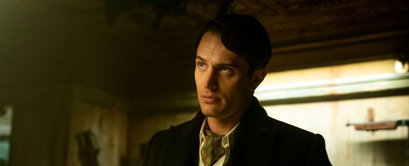 [UPDATE] „The Continental“: Deutscher Trailer zur Prime-Video-Serie im „John Wick“-Universum – Miniserie mit Mel Gibson und Colin Woodell – Bild: Katalin Vermes/​Starz Entertainment