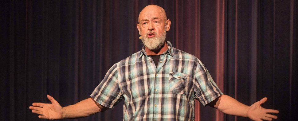 Comedian Gerd Knebel im Jahr 2018 mit seinem Soloprogramm „Wörld of Drecksäck“ – Bild: imago/Gutschalk
