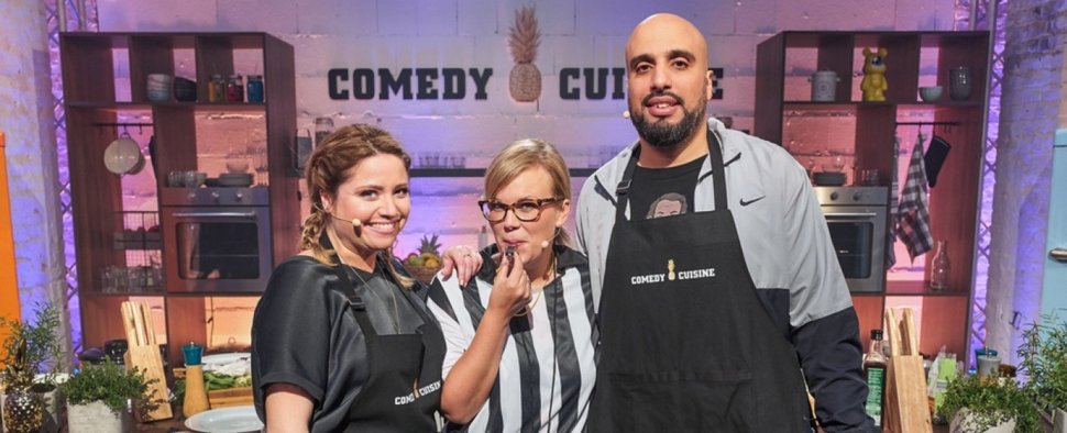 „Comedy Cuisine“: Caroline Frier, Schiedsrichterin Martina Schönherr und Abdelkarim – Bild: WDR/Frank Dicks