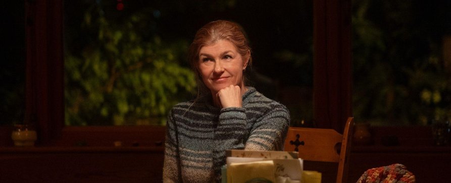 „Phony“: Termin für Mystery-Serie mit „Nashville“-Star Connie Britton als „verwandelte“ Mutter – Trailer zur gruseligen Coming-of-Age-Geschichte veröffentlicht – Bild: Disney/David Astorga „Phony“: Termin für Mystery-Serie mit „Nashville“-Star Connie Britton als „verwandelte“ Mutter – Trailer zur gruseligen Coming-of-Age-Geschichte veröffentlicht – Bild: Disney/David Astorga