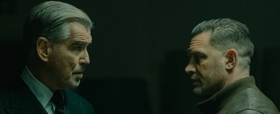 Conrad Harrigan (Pierce Brosnan, l.) kann auf Fixer Harry Da Souza (Tom Hardy) zählen – Bild: Paramount+