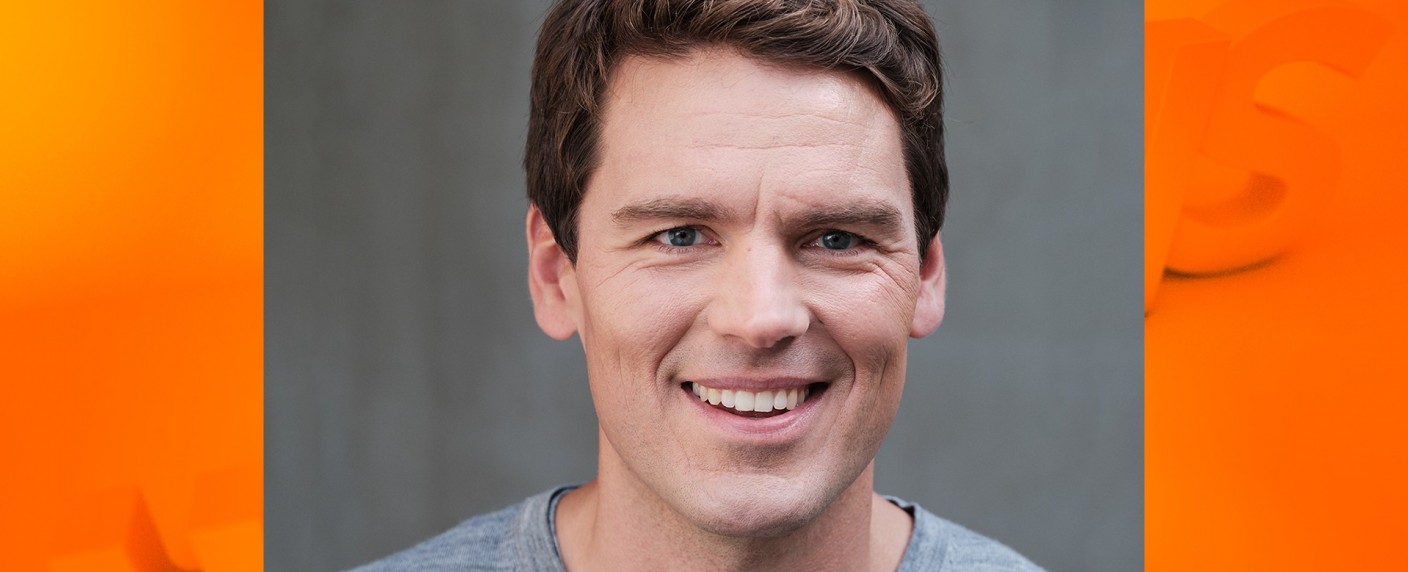 „Unter uns“: Constantin Lücke („Rote Rosen“) wird der neue Till Weigel – Ben Ruedinger steigt nach 20 Jahren aus der RTL-Soap aus – Bild: TVNOW/​Stefan Behrens